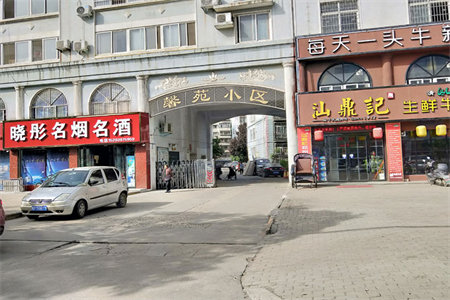 衡王府花园小高层南区9楼3室2厅1卫147万元